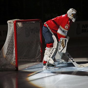 Roberto Luongo Reaches Career Milestone With Vintage Performance