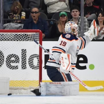 Does Mikko Koskinen have a bad glove hand?